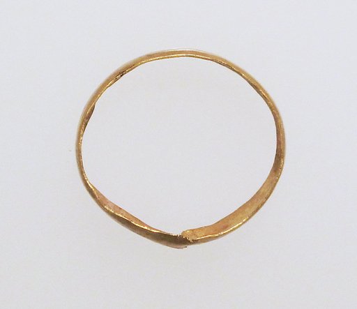 Ring with hollow hoop