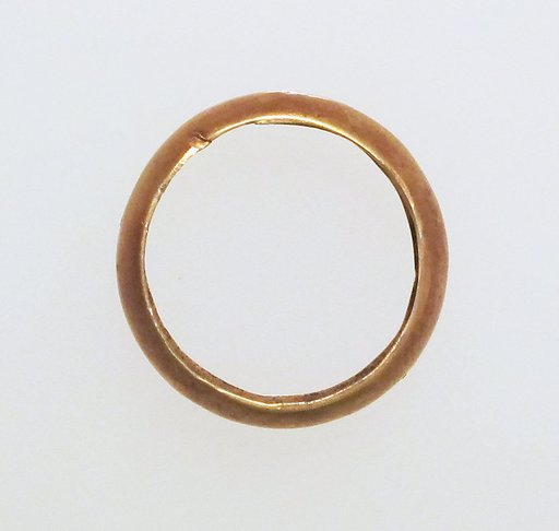 Ring with hollow hoop