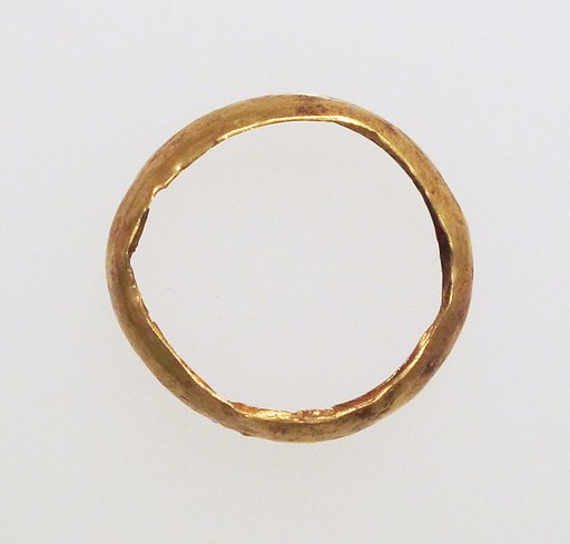 Ring with hollow hoop