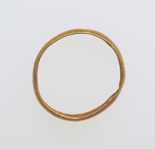 Ring with hollow hoop