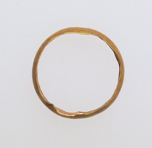 Ring with hollow hoop