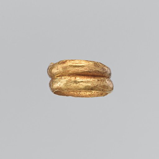 Multiple gold ring