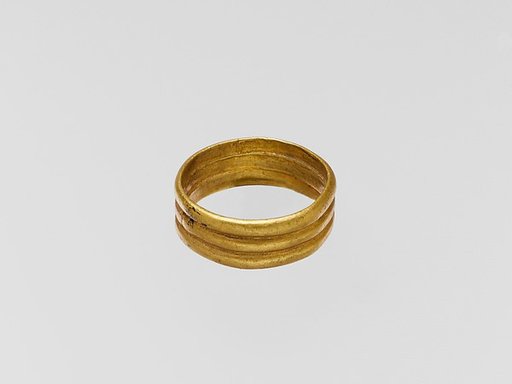 Gold ring with three horizontal ribs