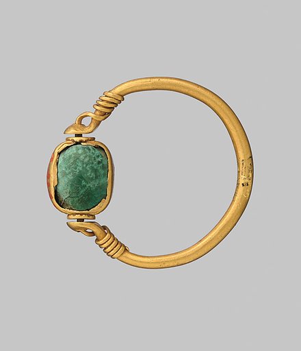 Gold ring with scaraboid