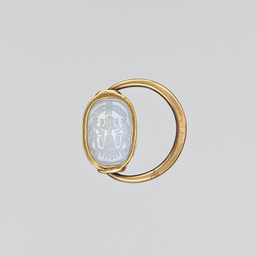 Gold ring with chalcedony scaraboid