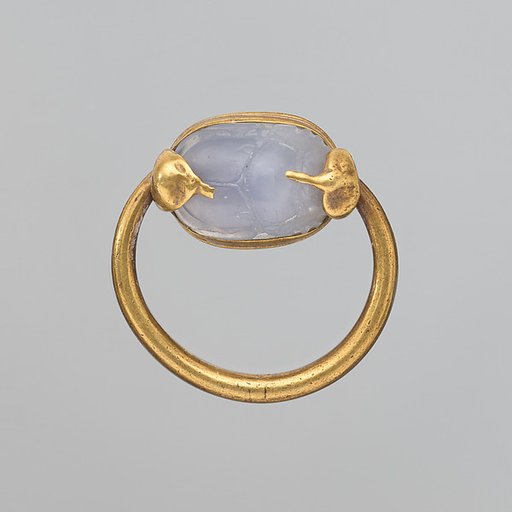 Gold ring with chalcedony scaraboid