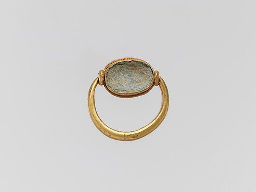 Gold ring with glass paste ring stone