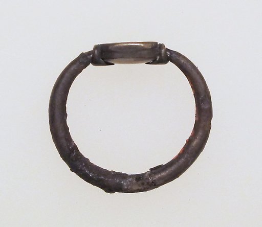 Ring with scaraboid