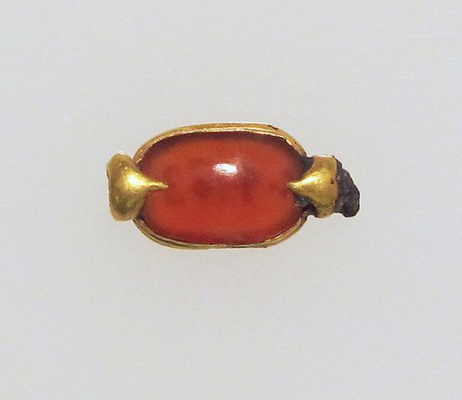 Ring bezel with scaraboid