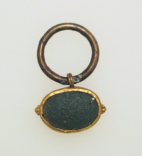 Ring with band settings