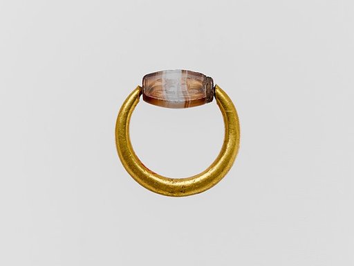 Gold swivel ring with agate scaraboid