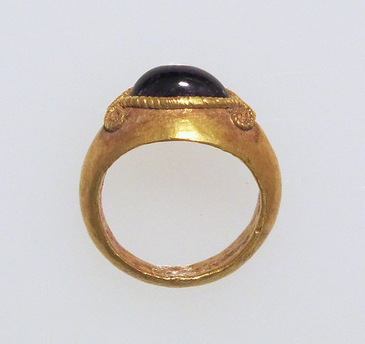 Ring with carbuncle