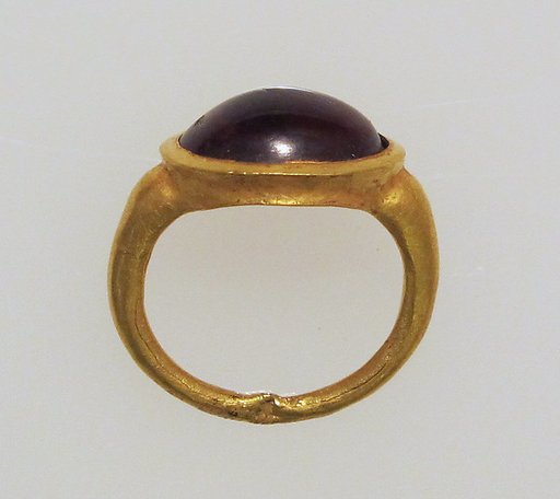 Ring with garnet