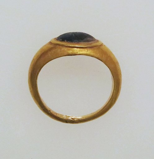 Ring with glass bezel