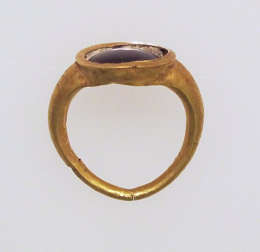 Ring with garnet