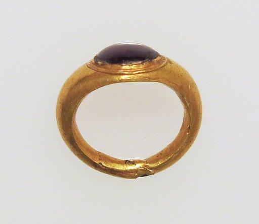 Ring with garnet