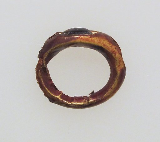 Ring with garnet
