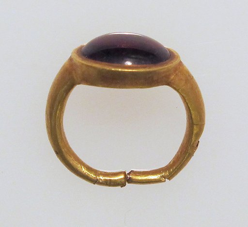 Ring with garnet
