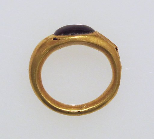 Ring with carbuncle