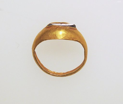Ring with garnet