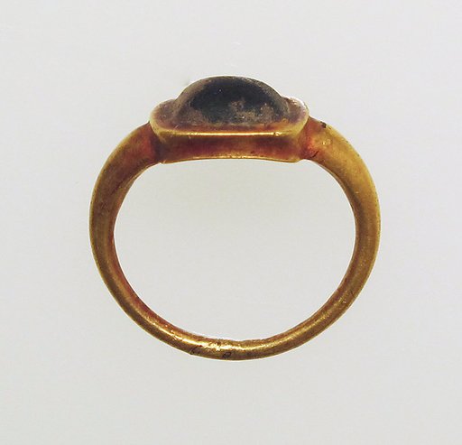 Ring with glass bezel