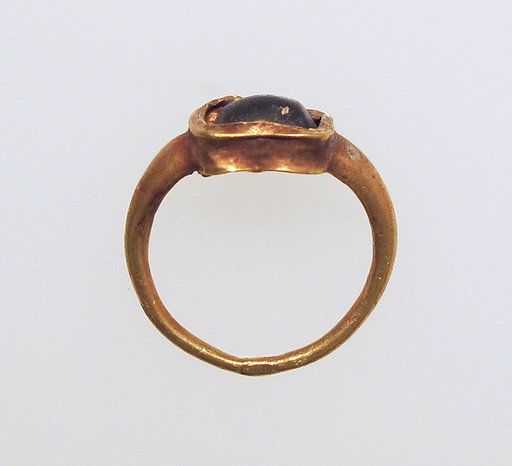 Ring with glass bezel