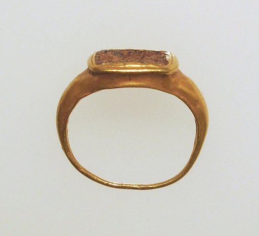 Ring with glass bezel