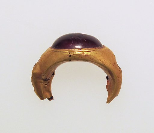 Ring with carbuncle