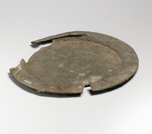 Plate with concentric circles incised