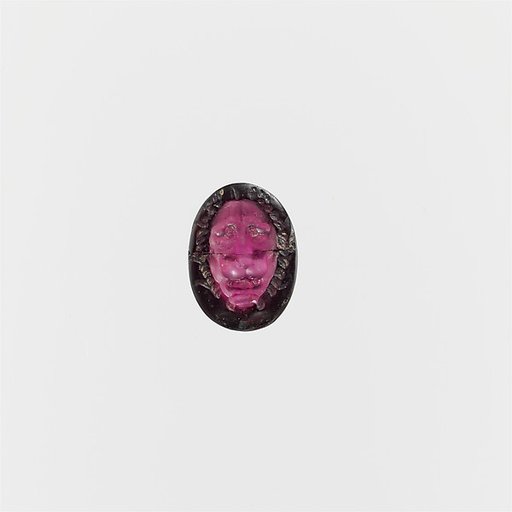 Garnet ring stone with the head of the dog Sirius