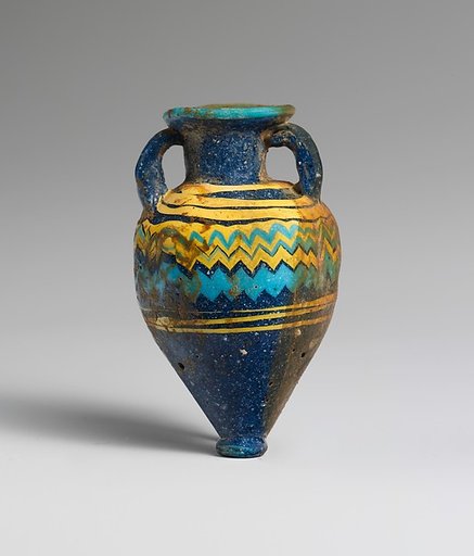 Glass amphoriskos (perfume bottle)