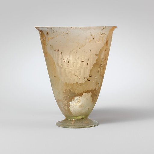Glass beaker with facet-cut decoration