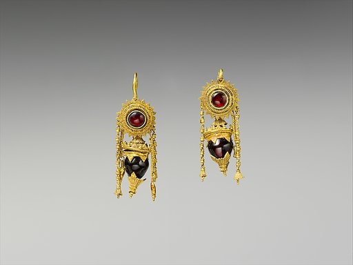 Earring with disc, chains