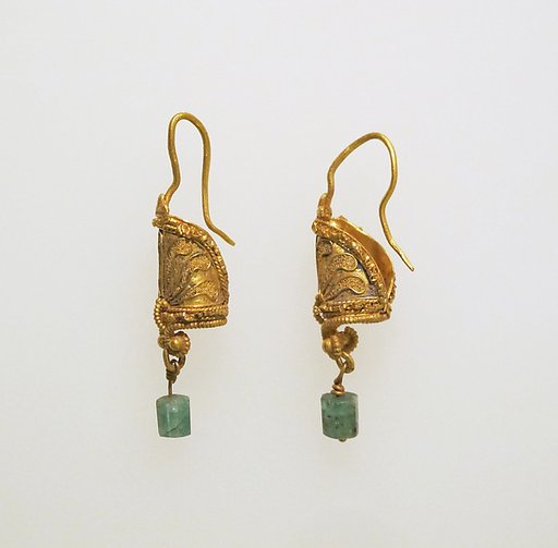 Earring in the form of a shield