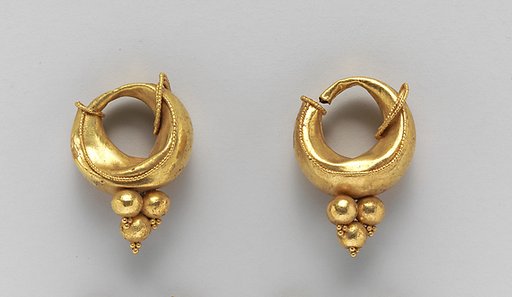 Gold boat-shaped earrings