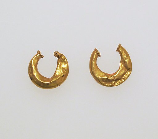 Earring, crescent-shaped