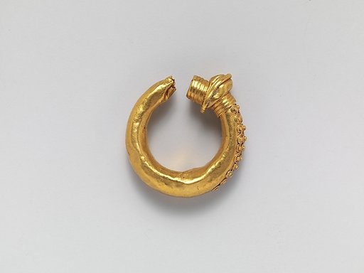 Gold earring with filigree decoration