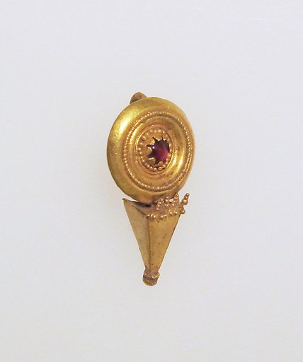 Earring with disc and pyramid
