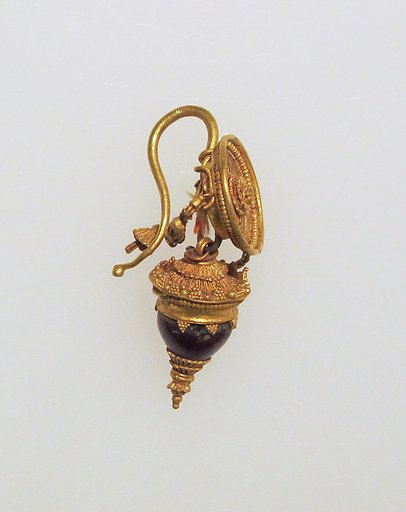 Earring with disc, amphora, chains