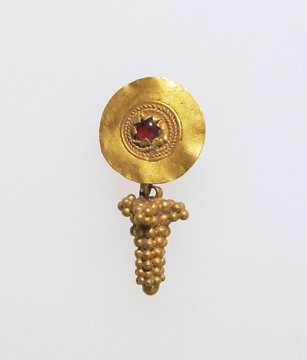 Earring with disc, suspended grapes