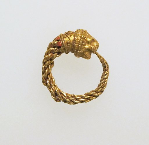 Earring with head of lion
