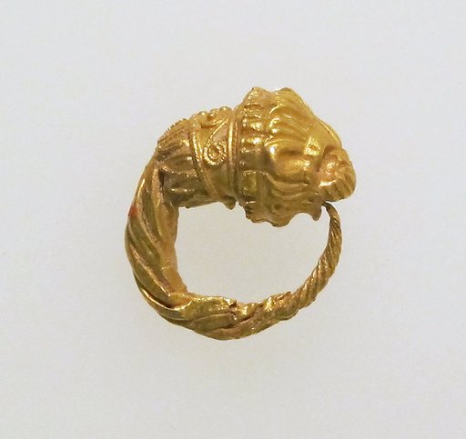 Earring with head of lion
