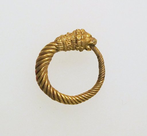 Earring with head of lion