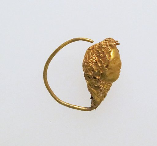 Earring with head of woman