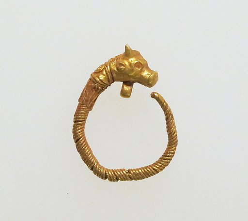 Earring with head of bull