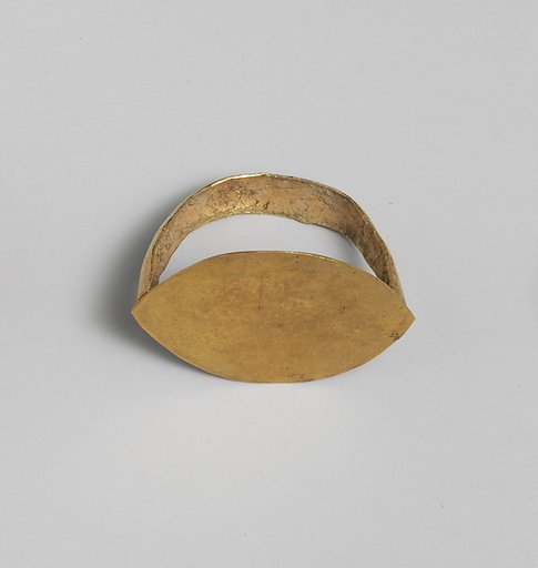 Gold ring with elliptical bezel