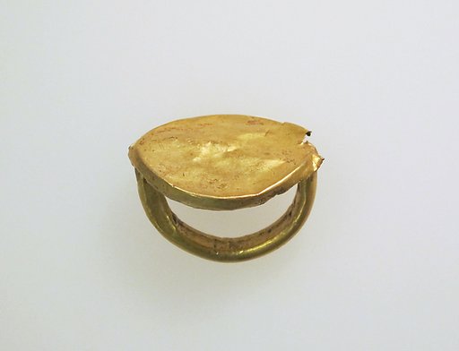 Gold ring with elliptical bezel