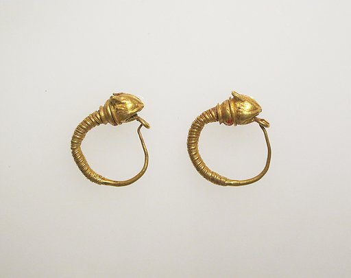 Pair of earrings with head of lynxes