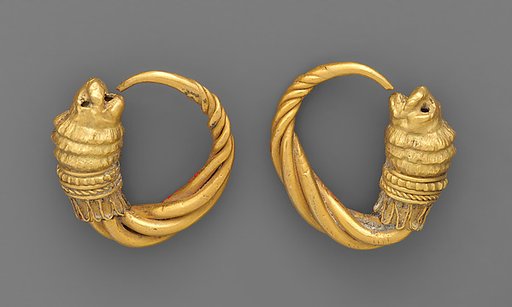 Earring with head of lions