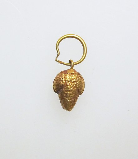 Earring with pendant of grapes